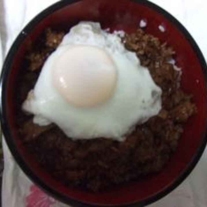 目玉焼き乗せ挽き肉丼